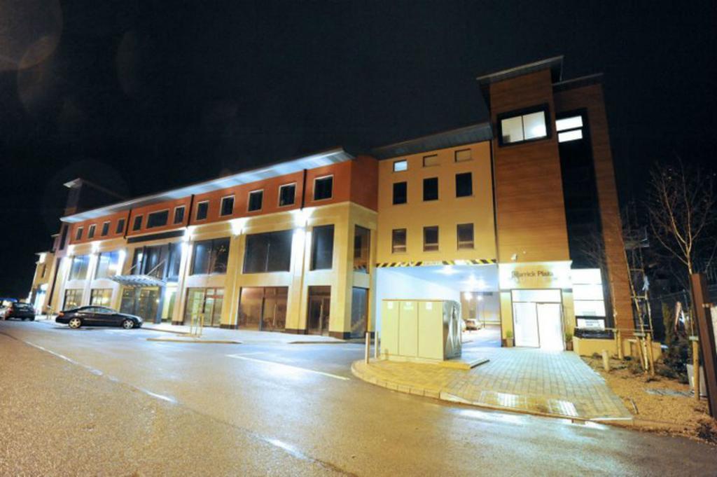 Carrick Plaza Suites And Apartments Exteriör bild