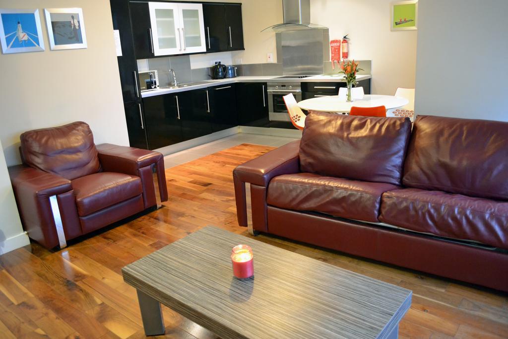 Carrick Plaza Suites And Apartments Exteriör bild