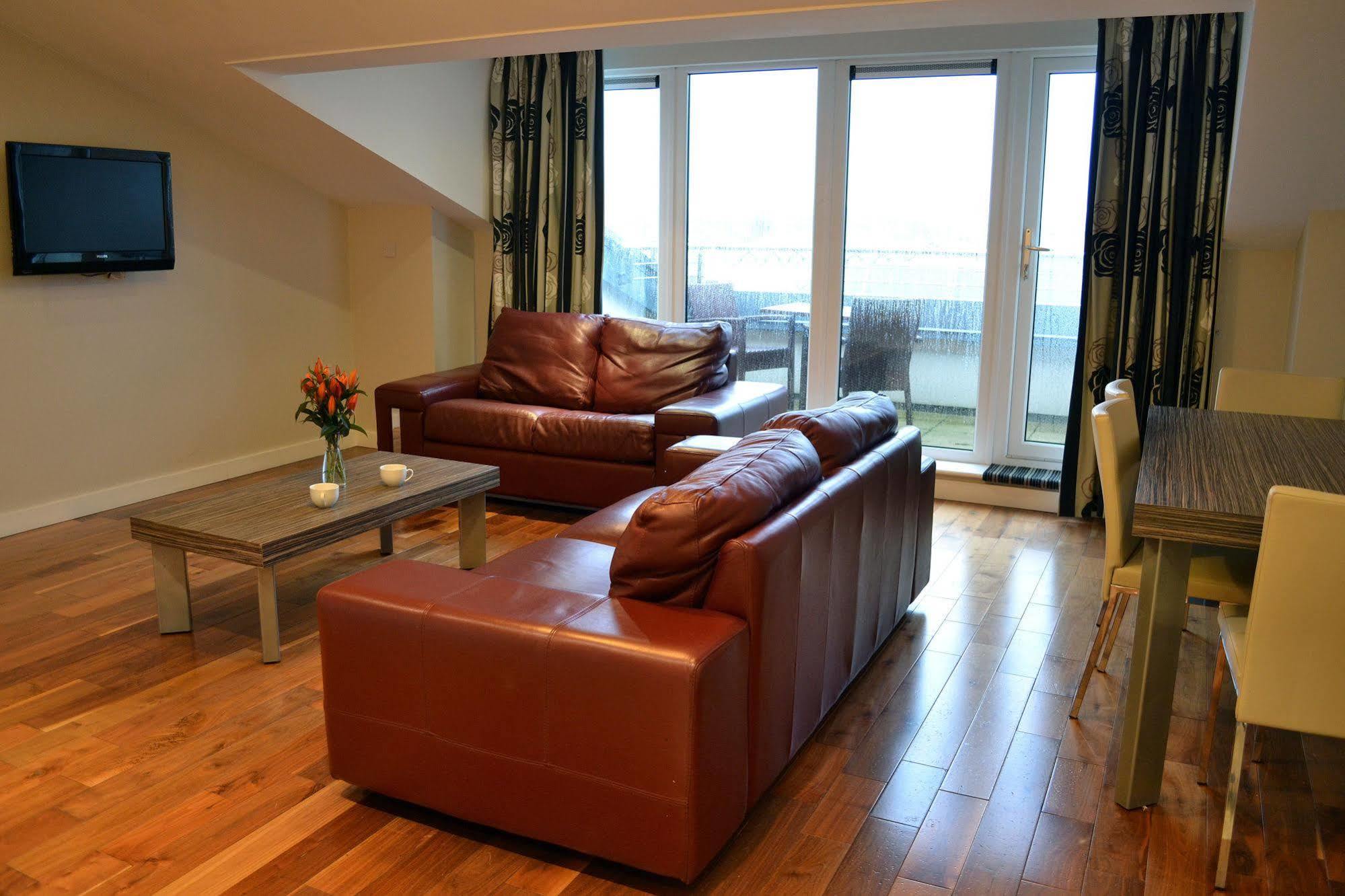 Carrick Plaza Suites And Apartments Exteriör bild