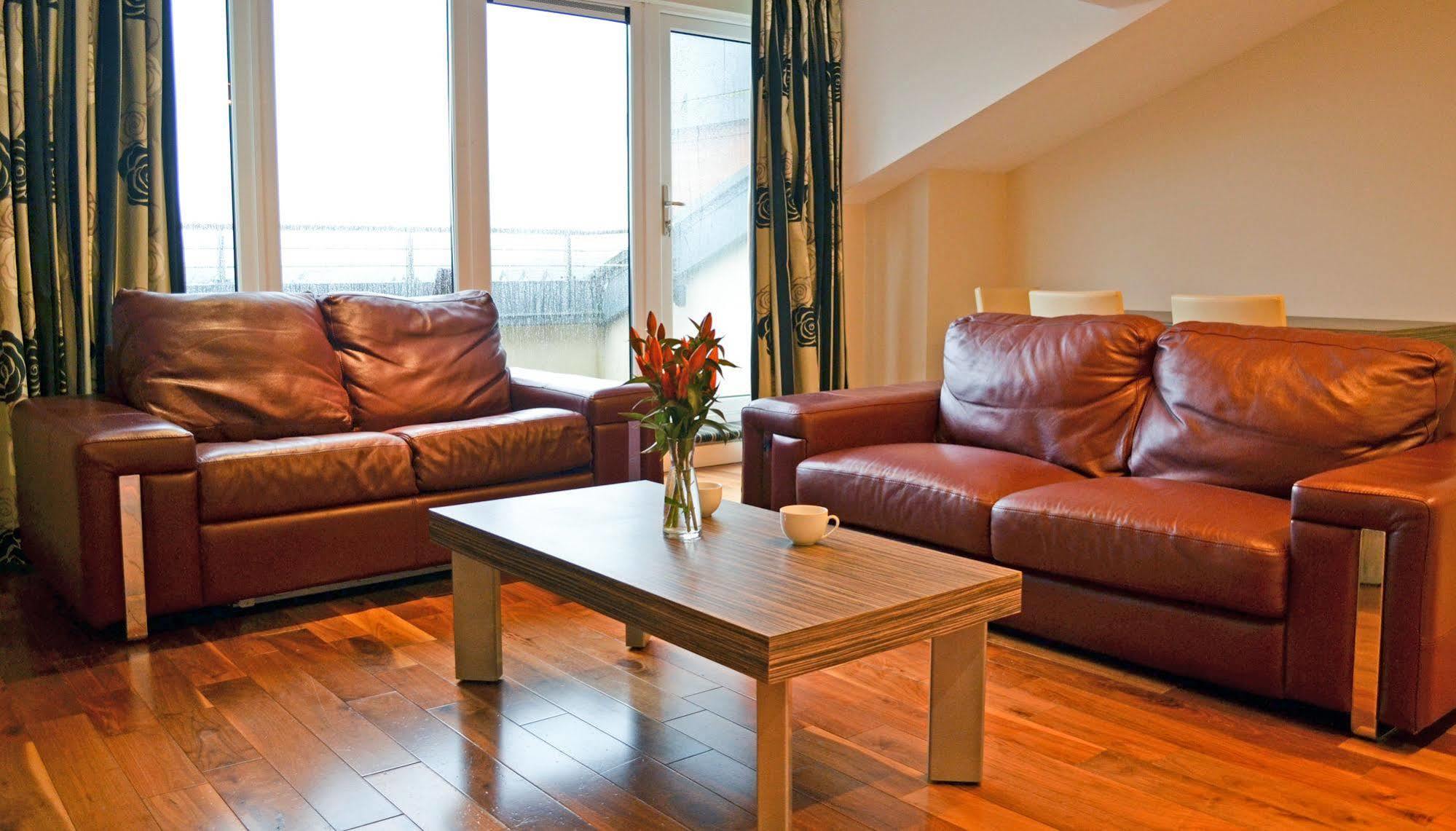 Carrick Plaza Suites And Apartments Exteriör bild